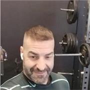 Entrenador personal con mucha experiencia se ofrece para guiar y enseñar técnicas efectivas de entrenamiento y motivación